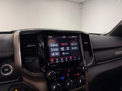 2019 Dodge Ram 1500 Crew Cab 5.7 V8 HEMI Laramie Night · Moms · Pano · H/K · 22" – bild 16