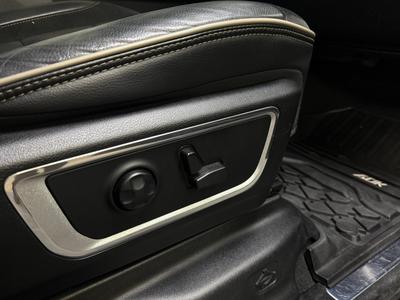 2019 Dodge Ram 1500 Crew Cab 5.7 V8 HEMI Laramie Night · Moms · Pano · H/K · 22" – bild 25